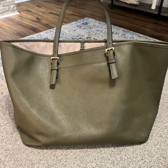 Michael Kors Jet Set Saffiano Bag - Picture 4 of 4